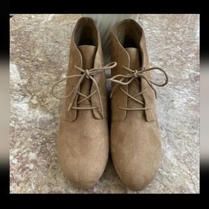 DR. SCHOLL'S Women's Dynasty Wedge Lace Up Bootie Suede